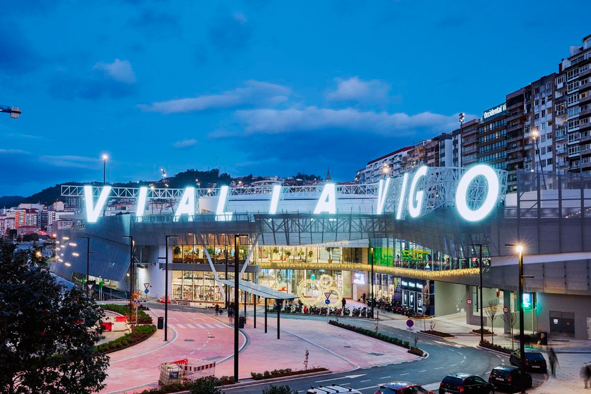 Centro Comercial VIALIA ESTACION DE VIGO, con más de 1.500 plazas y sistema de guiado innovador mediante lectura de matrículas plaza por plaza.